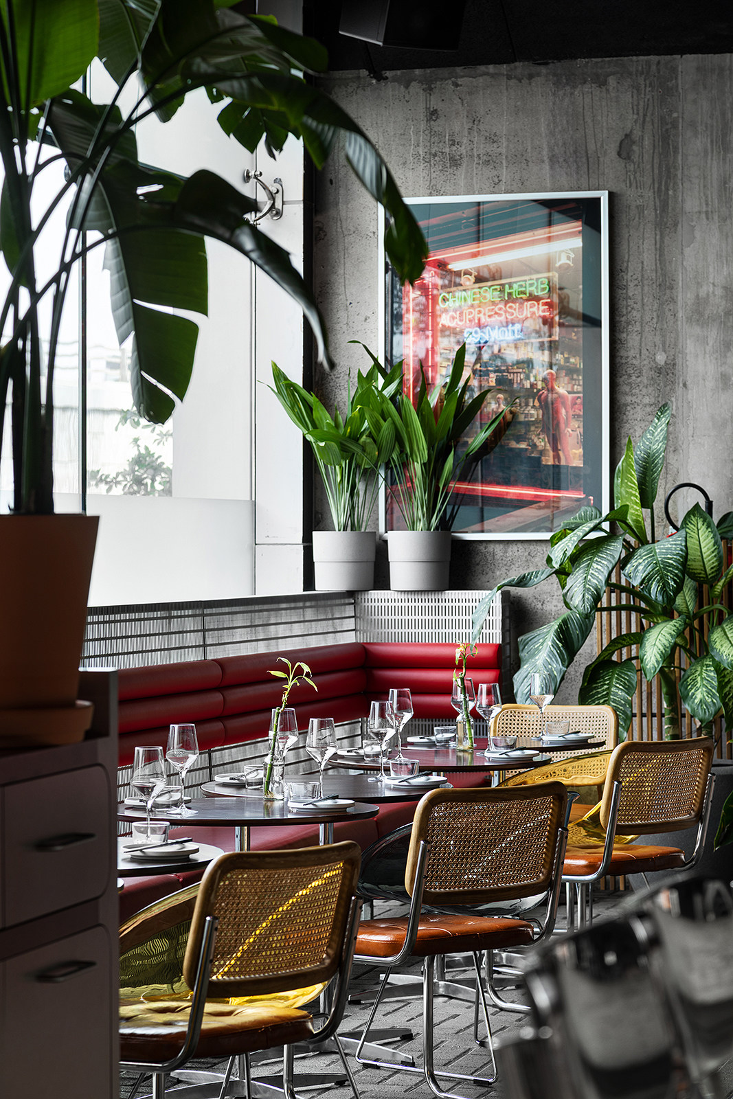 Hospitality interior photo retouching for bar photography
