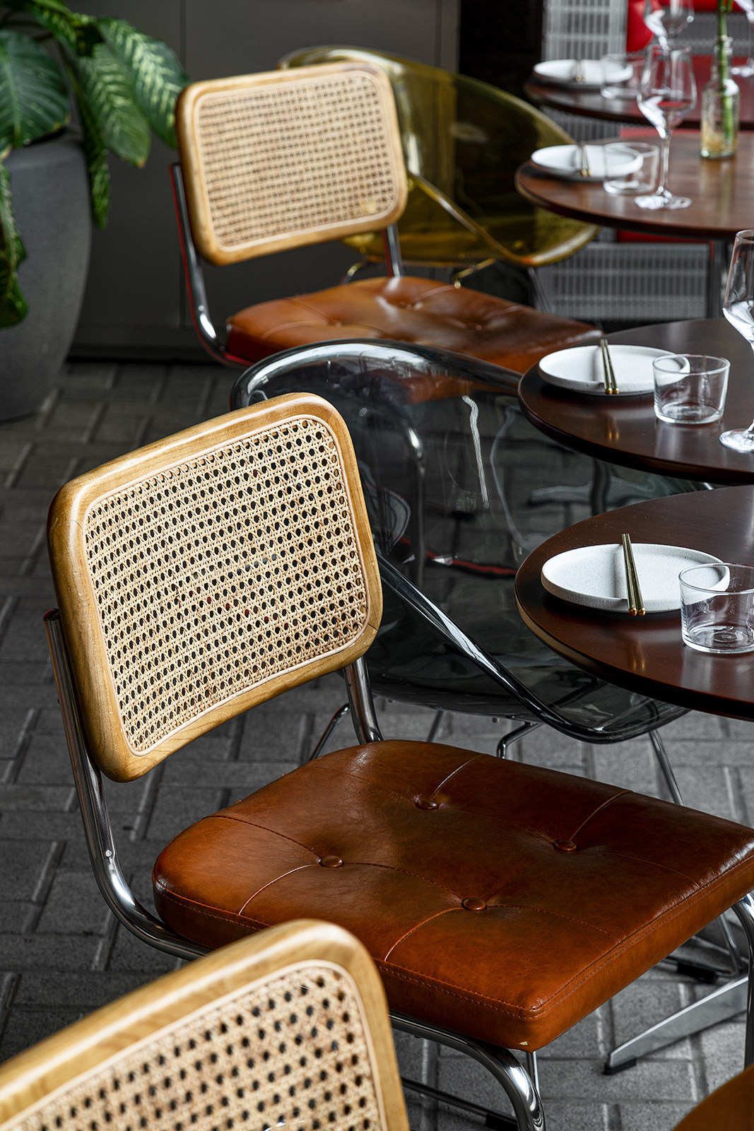 Interior retouching for bar and restaurant photography