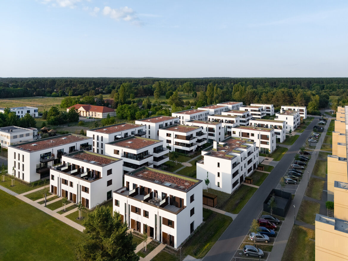 Aerial architectural photograph of a TCHOBAN VOSS Architekten residential development surrounded by greenery